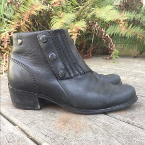 Black leather Ariat booties